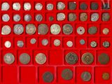 un assortiment de pièces d'argent et de bronze dans un plateau rouge