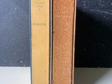 deux livres posés l'un à côté de l'autre sur une table