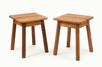 une paire de petits tabourets en bois sur fond blanc