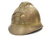 casque de pompier en laiton sur fond blanc, avec un fond blanc