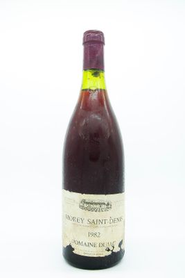 une bouteille de vin posée sur une table