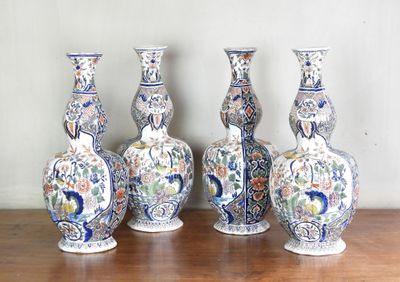 quatre vases posés sur une table en bois