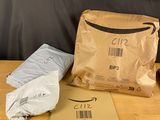 un sac brun et un sac brun posés sur une table
