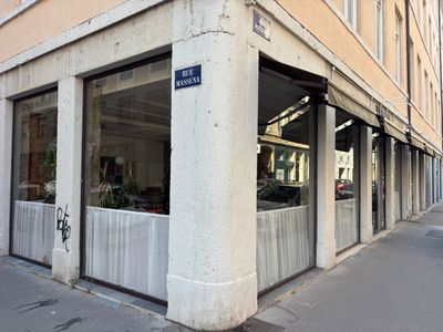 un bâtiment sur la façade duquel est accrochée une enseigne