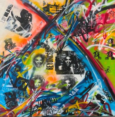 des graffitis sur un mur orné de nombreux motifs différents
