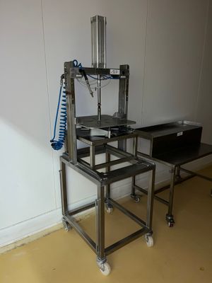 une machine posée sur une table dans une pièce