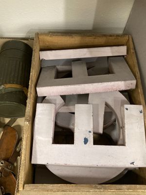 une boîte en bois contenant divers objets