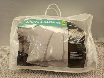 un sac de vêtements posé sur une table