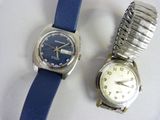 deux montres assises l'une à côté de l'autre sur une table
