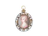 portrait d'une femme vêtue d'une robe rose et portant une couronne sur la tête