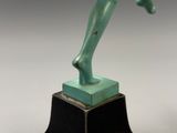 une image représentant une statue d'une femme tenant une raquette de tennis