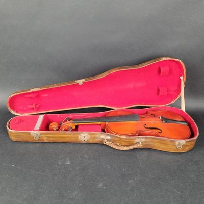 une image représentant un étui à violon contenant un violon