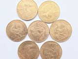 six pièces de monnaie différentes en livres sterling disposées sur une surface blanche