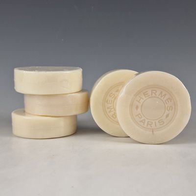 quatre pains de savon empilés les uns sur les autres sur une table