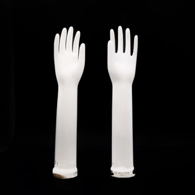 une paire de fourchettes en plastique blanches sur fond noir, avec un fond noir