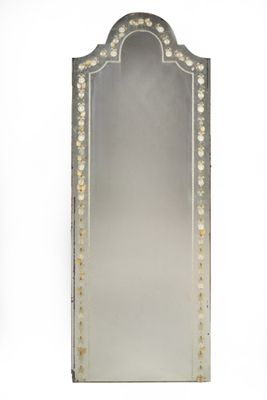 une image représentant un grand miroir orné d'un motif décoratif