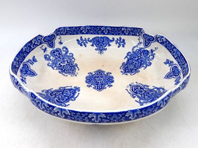 un bol bleu et blanc orné d'un motif floral