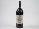 une bouteille de vin rouge posée sur une table blanche