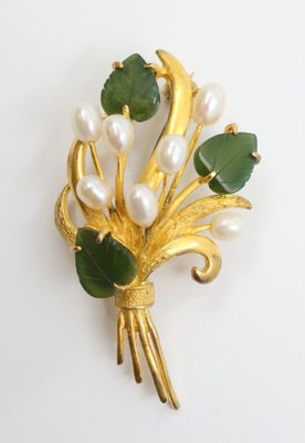 broche dorée ornée de fleurs vertes et blanches et de perles