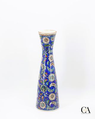un vase bleu orné d'un motif floral