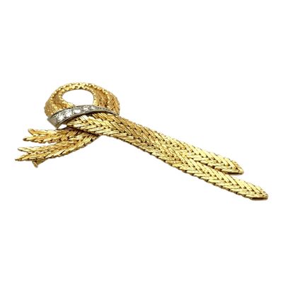 une photo en gros plan d'un bracelet en or serti d'un diamant