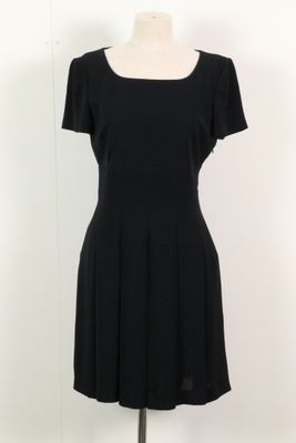 le dos d'une robe noire sur un mannequin, un mannequin, un mannequin, un mannequin, un mannequin, un mannequin, un mannequin, un mannequin