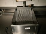 une machine posée sur le comptoir d'une cuisine