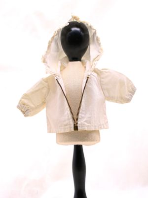 un mannequin vêtu d'une veste blanche