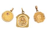 trois pendentifs en or représentant Jésus et Marie