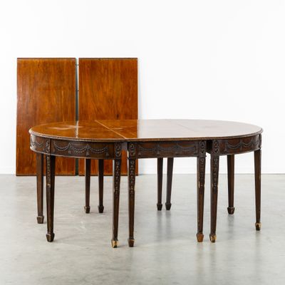 une image représentant une table avec deux chaises et une armoire en arrière-plan