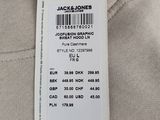 the label on the back of a jacket is attached to the back of the jacket