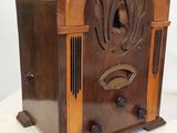 une vieille radio en bois posée sur une table blanche