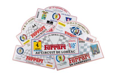 plusieurs autocollants portant différents logos sont empilés les uns sur les autres