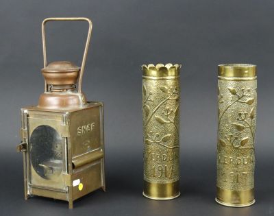 trois types différents d'objets en laiton posés sur une table