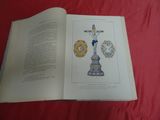 un livre ouvert sur lequel figure l'image d'une horloge