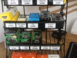 un présentoir de téléphones portables sur une étagère dans un magasin