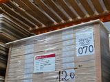 une grande pile de boîtes sur une palette dans un entrepôt
