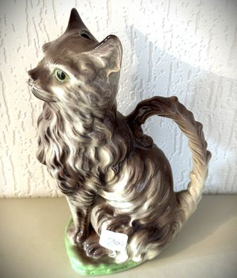 une figurine représentant un chat assis sur une table