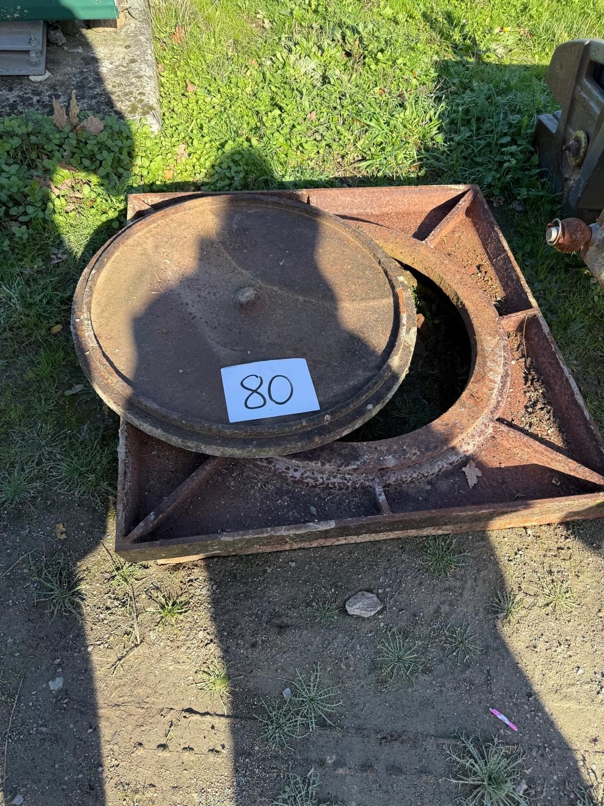 Deux plaques d'égoût dont un couvercle