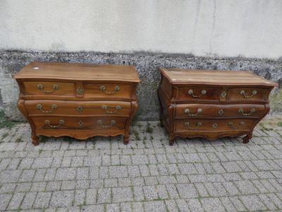 deux commodes en bois placées l'une à côté de l'autre sur un sol en briques