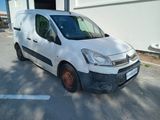 la camionnette blanche est garée sur le parking à côté du bâtiment