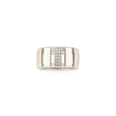 gros plan d'une bague avec des diamants sur fond blanc