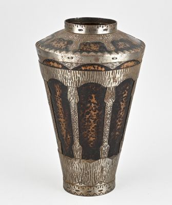 un vase posé sur une surface blanche