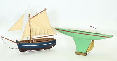 deux maquettes de bateaux placées l'une à côté de l'autre