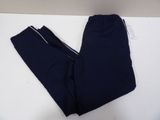 un gros plan sur un pantalon posé sur une table