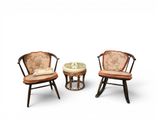 deux chaises et une table sur laquelle est posé un coussin