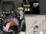 une machine posée sur une table à côté d'un sac