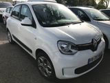 une voiture blanche garée dans un parking