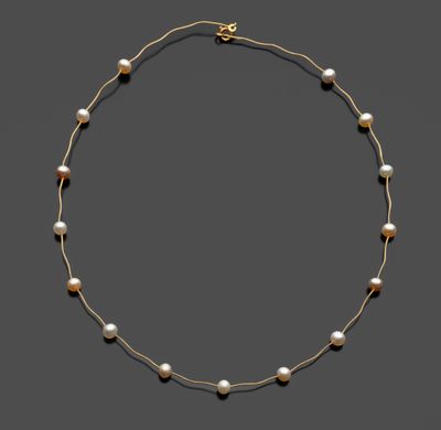 un collier composé d'une perle de culture et d'or, de la marque Business