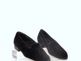 pantoufles en suédine noire avec un talon en bois et un talon en métal